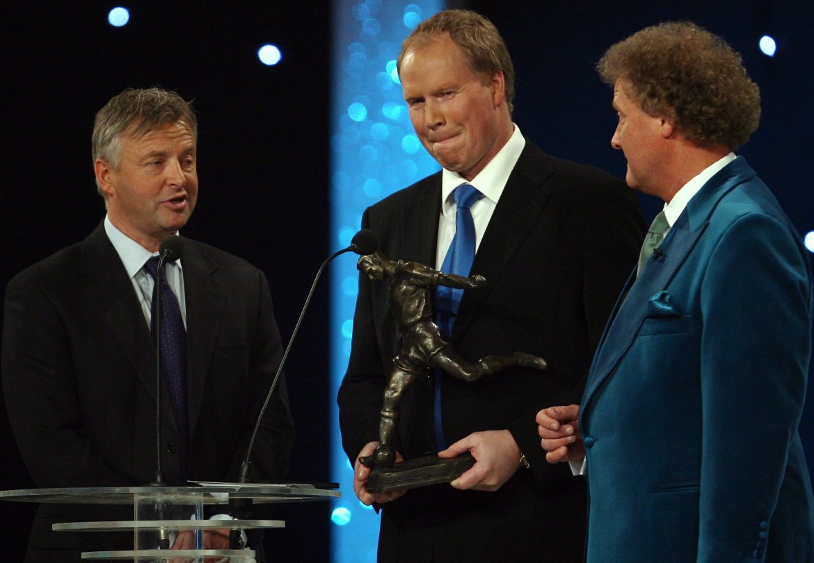Idrettsgalla for 2006 , 6 januar 2007 , Hamar OL-Amfi.  Arne Erlandsen og Ola By Rise delt ut prisen Årets Kniksen. John Arne Riise fikk den ,men han var ikke tilstede
